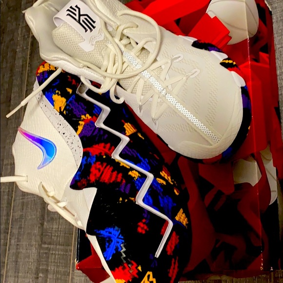 Nike Kyrie 4 NCAA - Picture 5 of 7